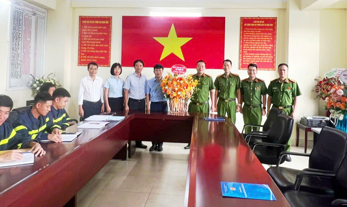 Ảnh có chứa trang phục, trong nhà, người, tường  Nội dung do AI tạo ra có thể không chính xác.