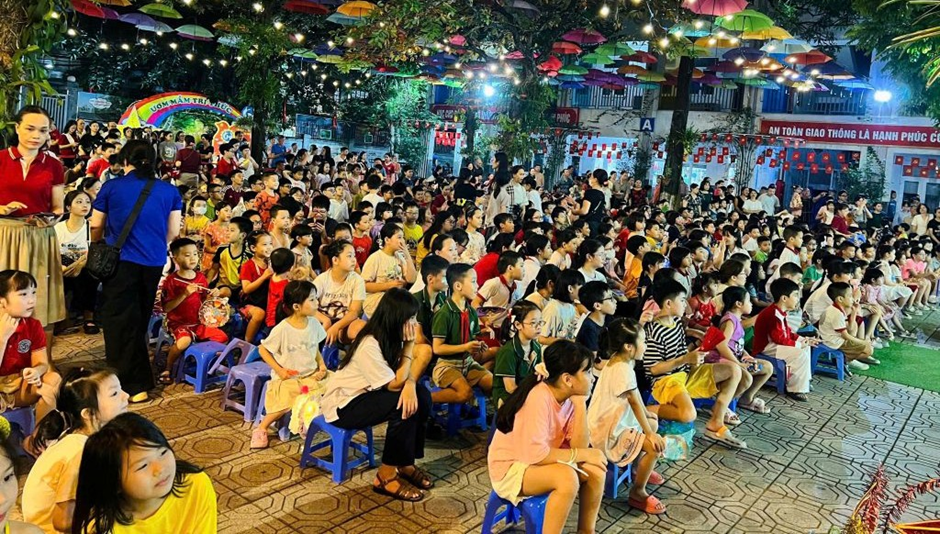 Thiếu nhi phường Phương Liệt rộn ràng đón Tết Trung thu, lan tỏa yêu thương- Ảnh 1.