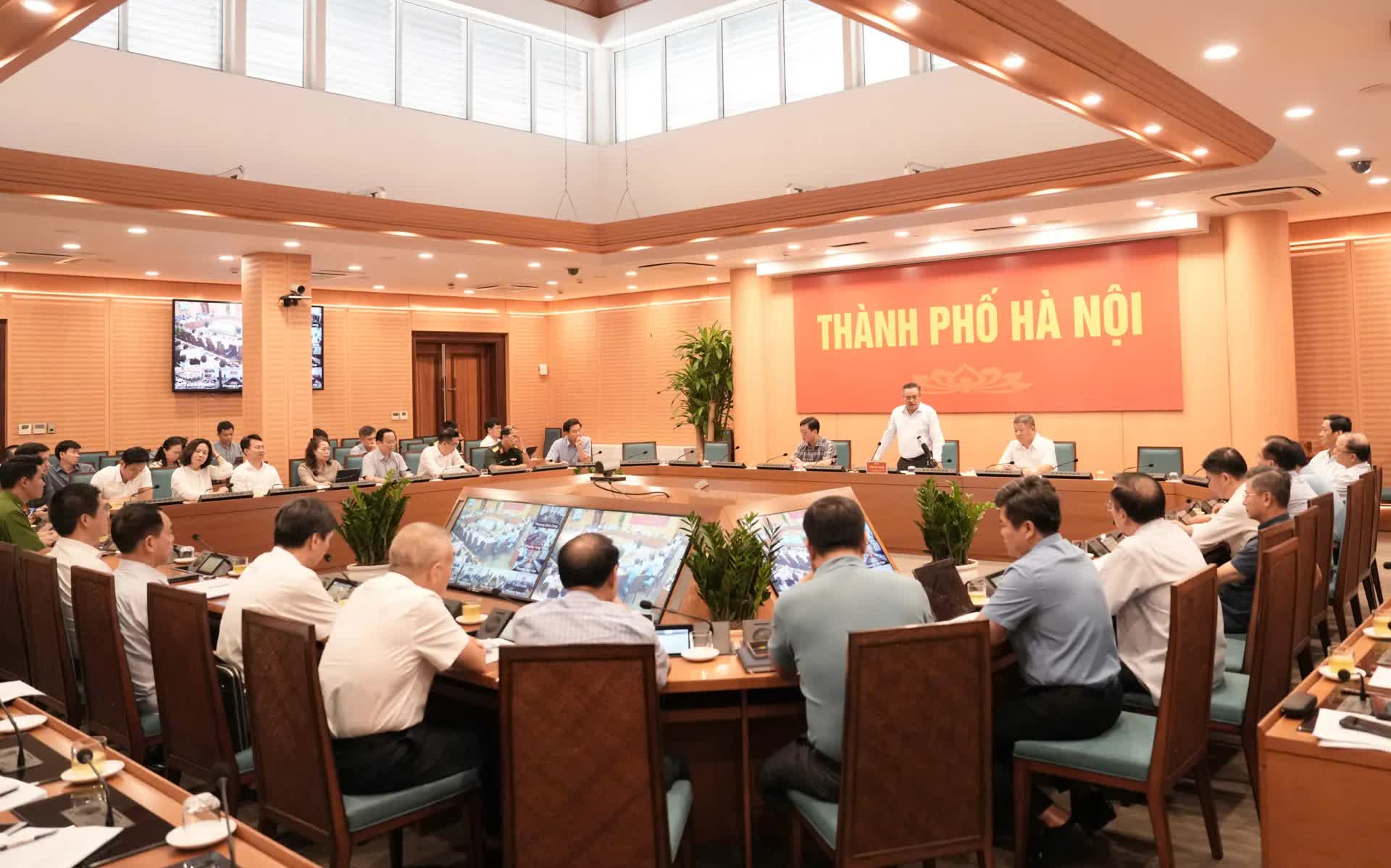 Chủ tịch UBND Thành phố Hà Nội Trần Sỹ Thanh: Hoàn thiện kịch bản, sẵn sàng ứng phó bão số 11- Ảnh 1.