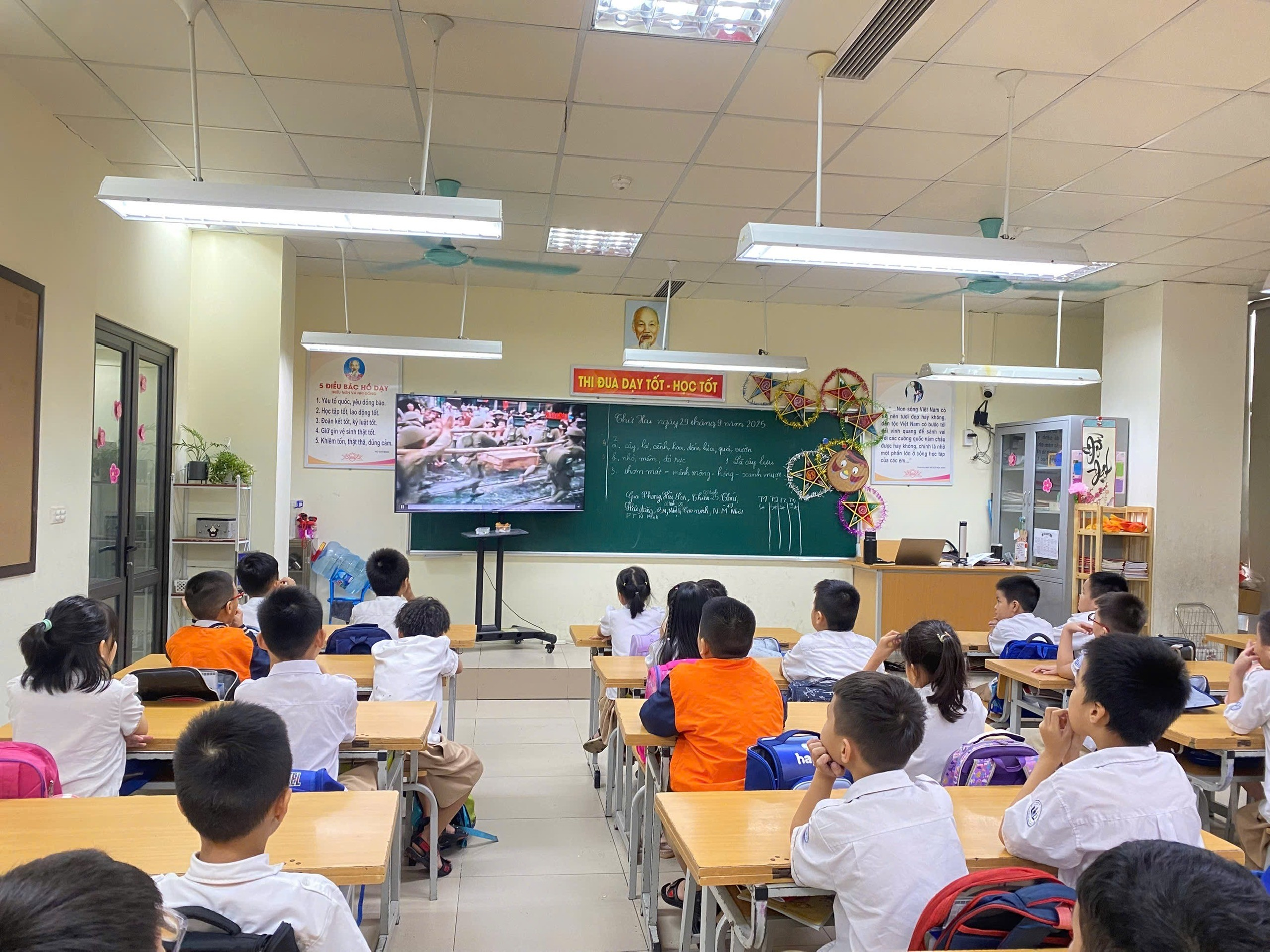 CÔ NGUYỄN BÍCH HÀ GIẢNG DẠY HÓA HỌC TẠI HÀ NỘI VỚI PHONG CÁCH TRUYỀN CẢM SÁNG TẠO