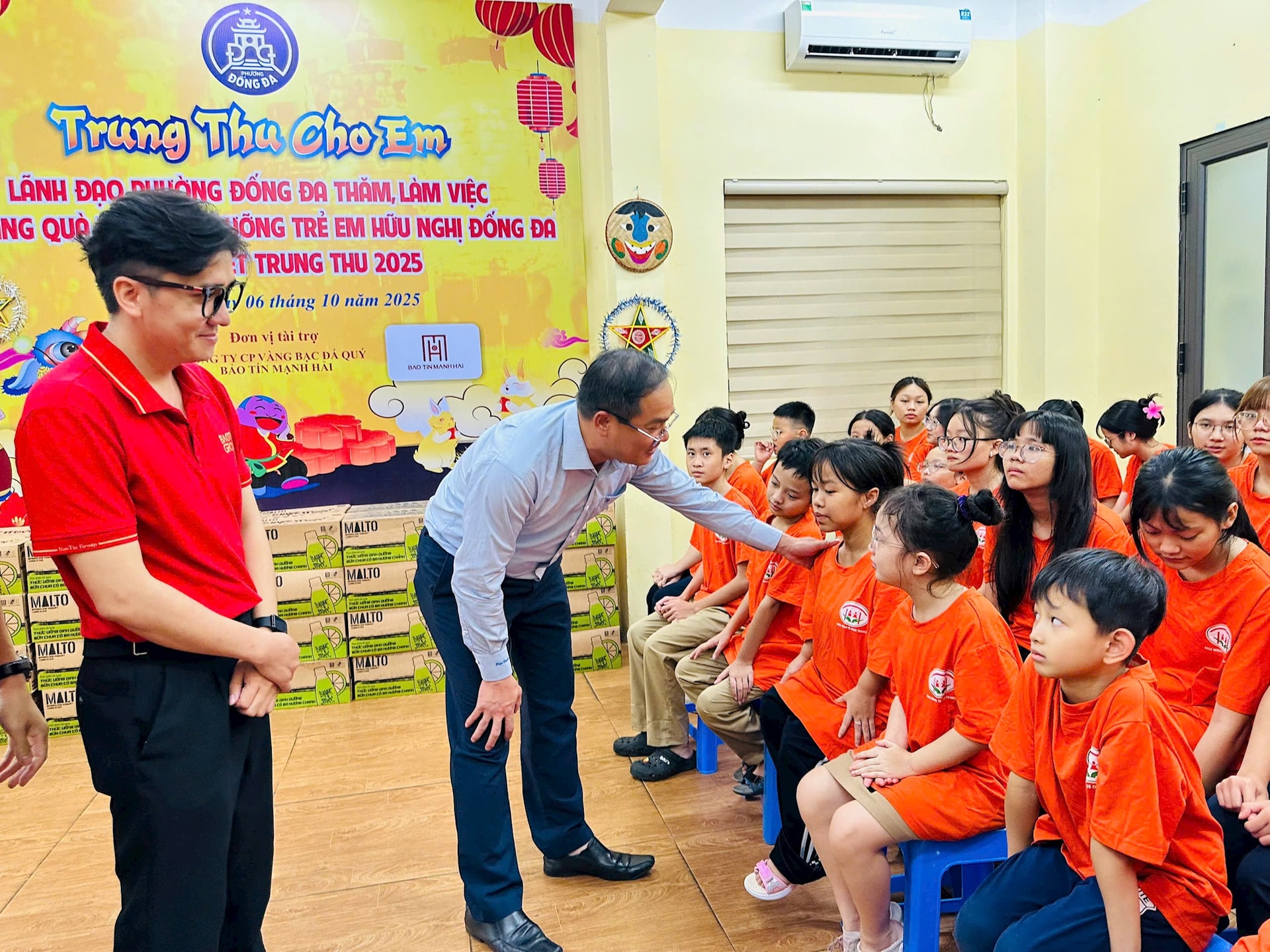 Phường Đống Đa thăm, tặng quà trẻ em có hoàn cảnh khó khăn- Ảnh 3.