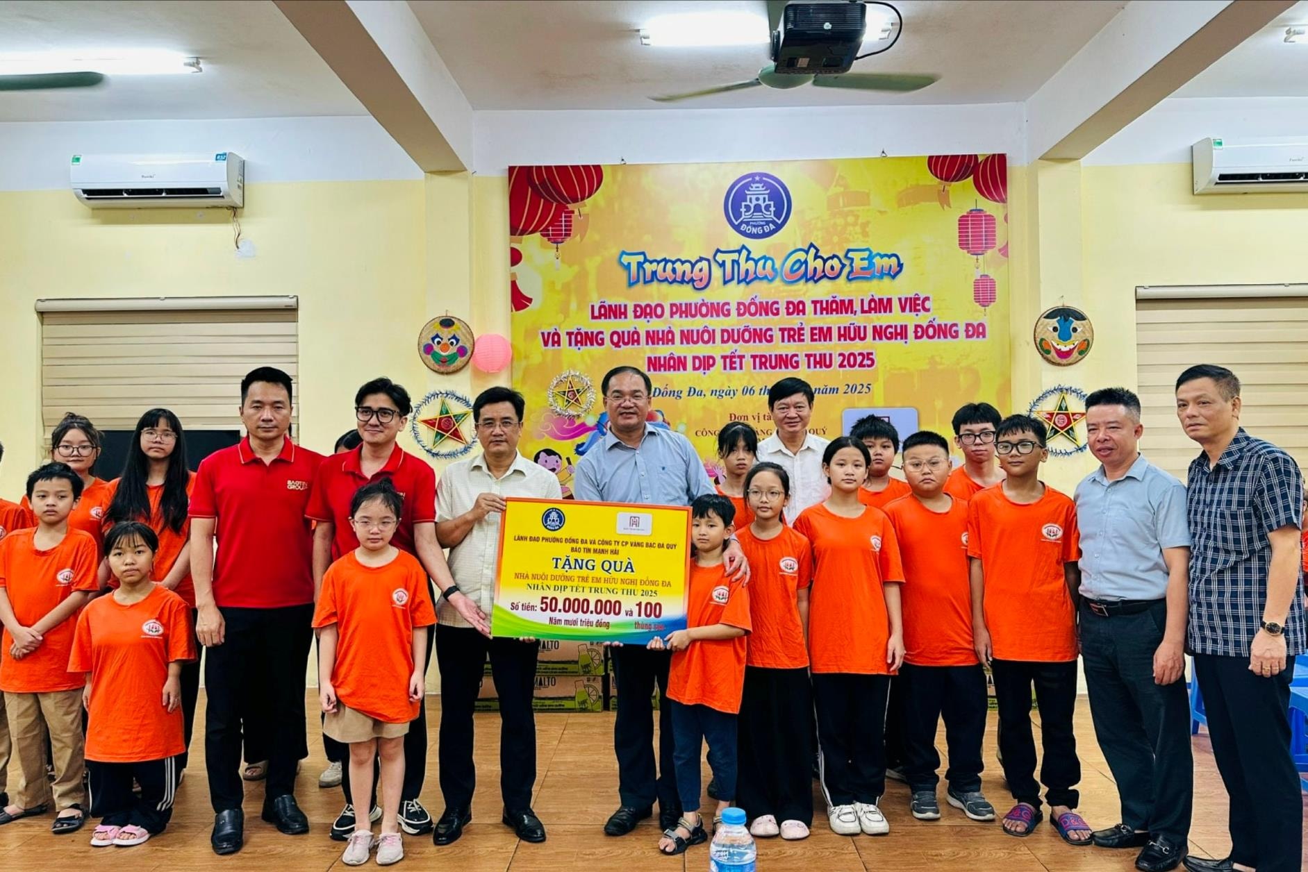 Phường Đống Đa thăm, tặng quà trẻ em có hoàn cảnh khó khăn- Ảnh 1.