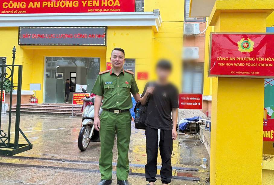 Công an phường Yên Hòa kịp thời ngăn chặn, giải cứu nam thiếu niên 17 tuổi người Dân tộc Mông thoát khỏi bẫy “việc nhẹ, lương cao”.- Ảnh 1.