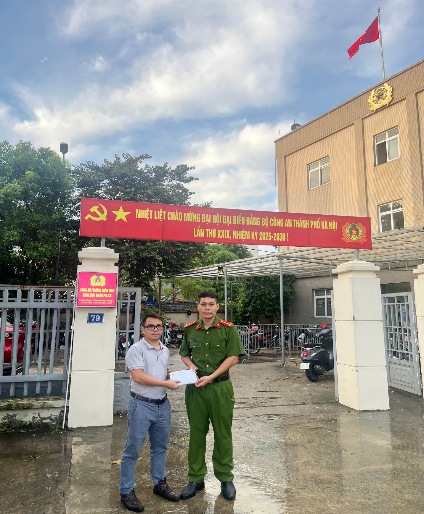 Công an phường Xuân Đỉnh tích cực truy tìm tài sản bị thất lạc trả lại cho người nước ngoài và người dân - Ảnh 1.