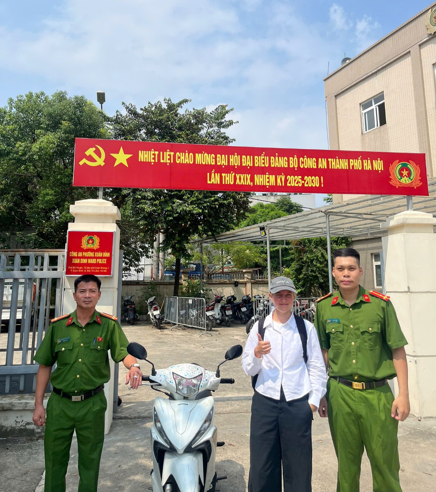Công an phường Xuân Đỉnh tích cực truy tìm tài sản bị thất lạc trả lại cho người nước ngoài và người dân - Ảnh 2.
