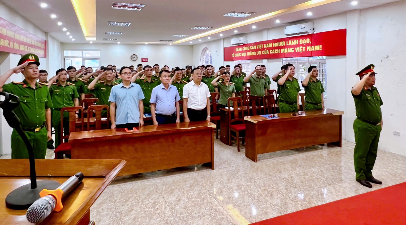 Công an phường Thanh Liệt phát động ủng hộ đồng bào bị thiệt hại do bão số 10: Lan tỏa nghĩa tình, tiếp sức nhân dân vượt qua thiên tai- Ảnh 1.