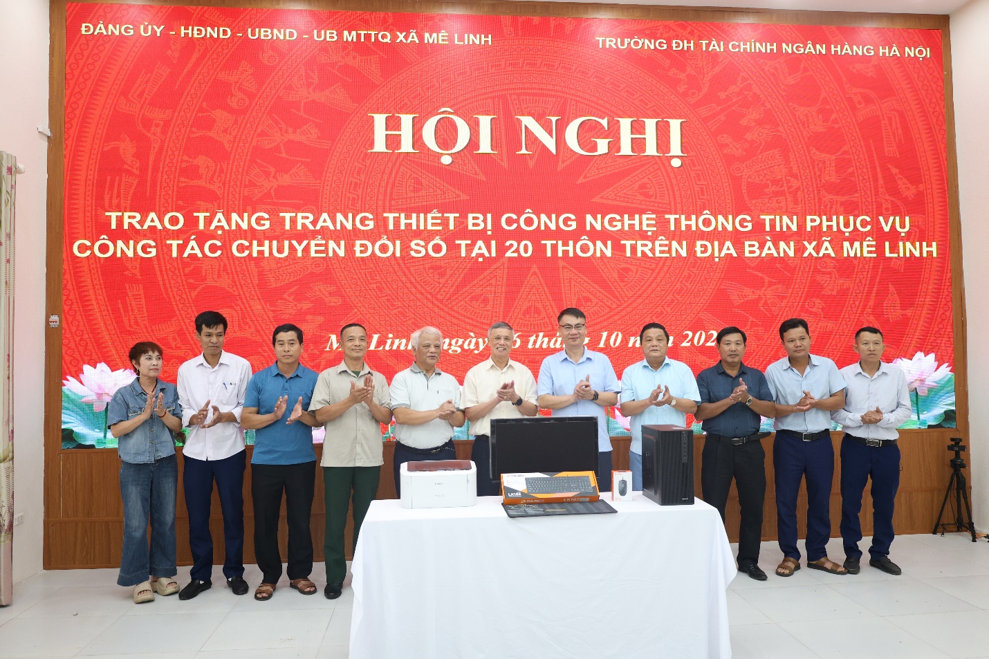Xã Mê Linh tặng máy tính, máy in cho 20 thôn trên địa bàn- Ảnh 2.