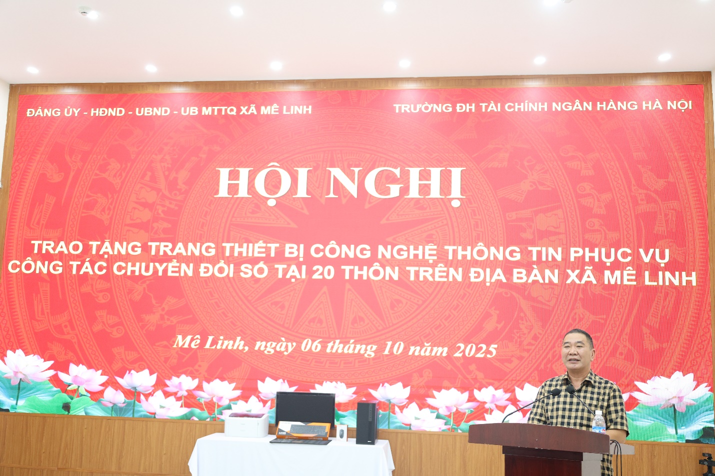 Xã Mê Linh tặng máy tính, máy in cho 20 thôn trên địa bàn- Ảnh 3.