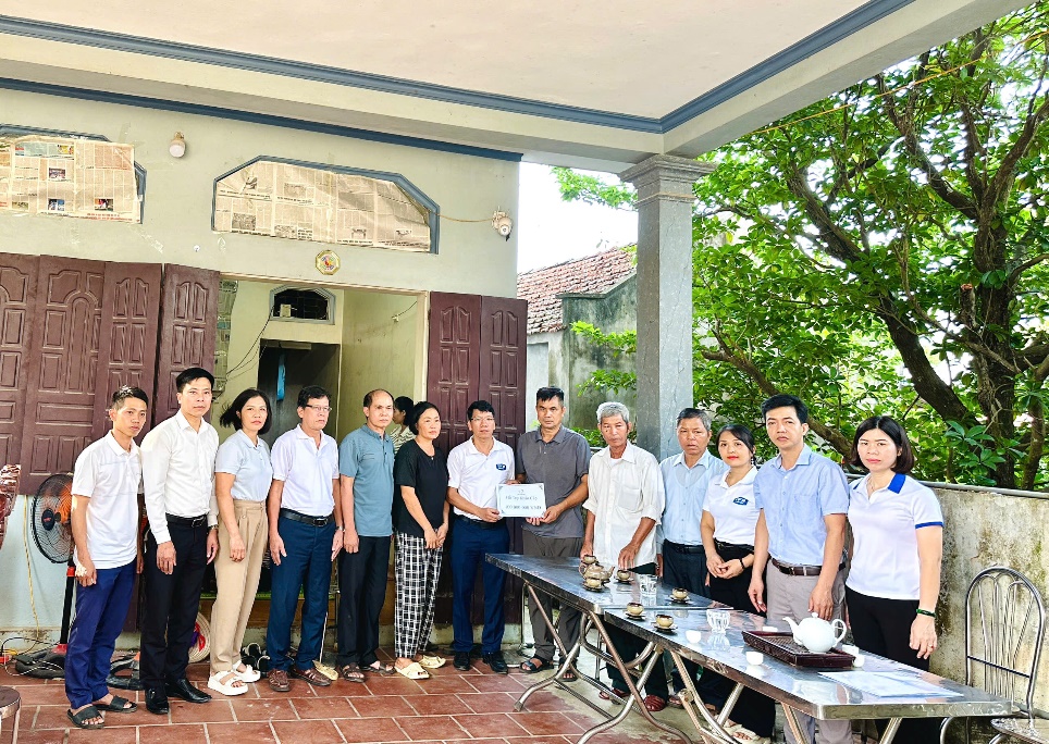 Quỹ Thiện Tâm – Tập đoàn VinGroup thăm hỏi, hỗ trợ gia đình nạn nhân bị lũ cuốn trôi- Ảnh 1.