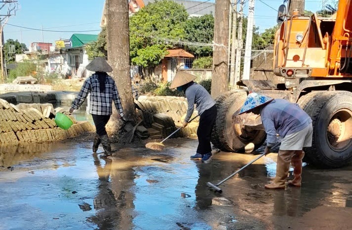 Thực hiện công tác vệ sinh môi trường trước và trong khi bị ngập lụt- Ảnh 1.