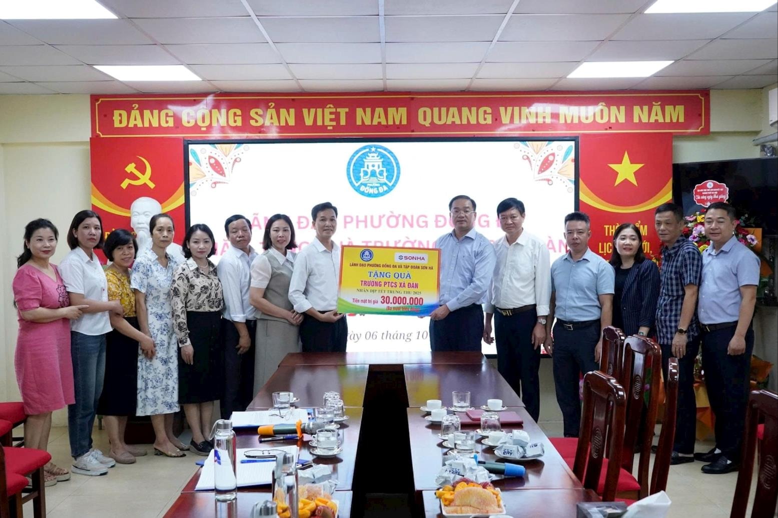 Phường Đống Đa thăm, tặng quà trẻ em có hoàn cảnh khó khăn- Ảnh 2.