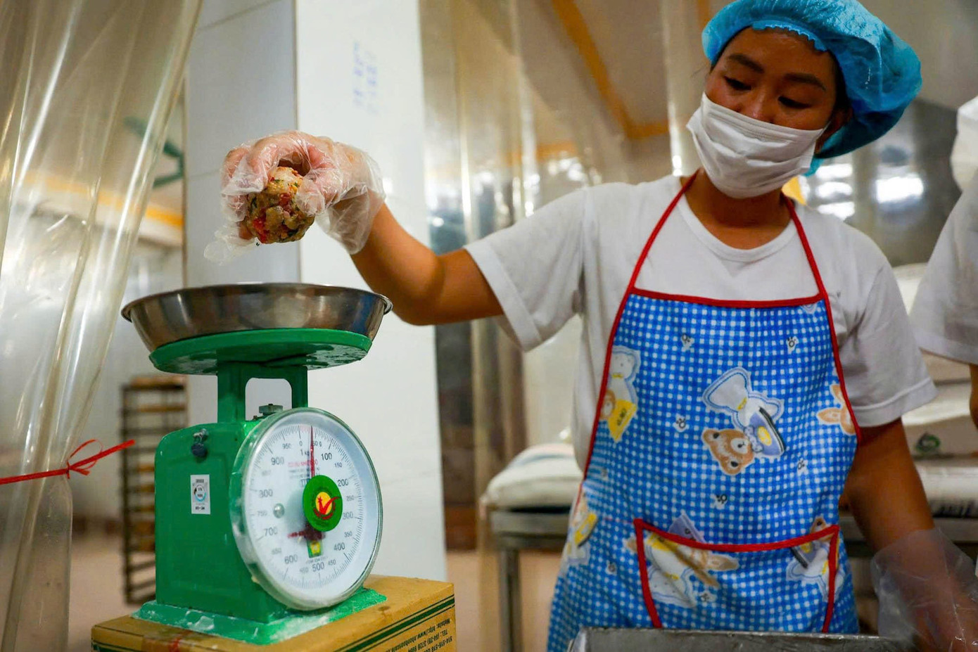 Khám phá quy trình làm bánh Trung thu truyền thống làng Xuân Đỉnh- Ảnh 4.