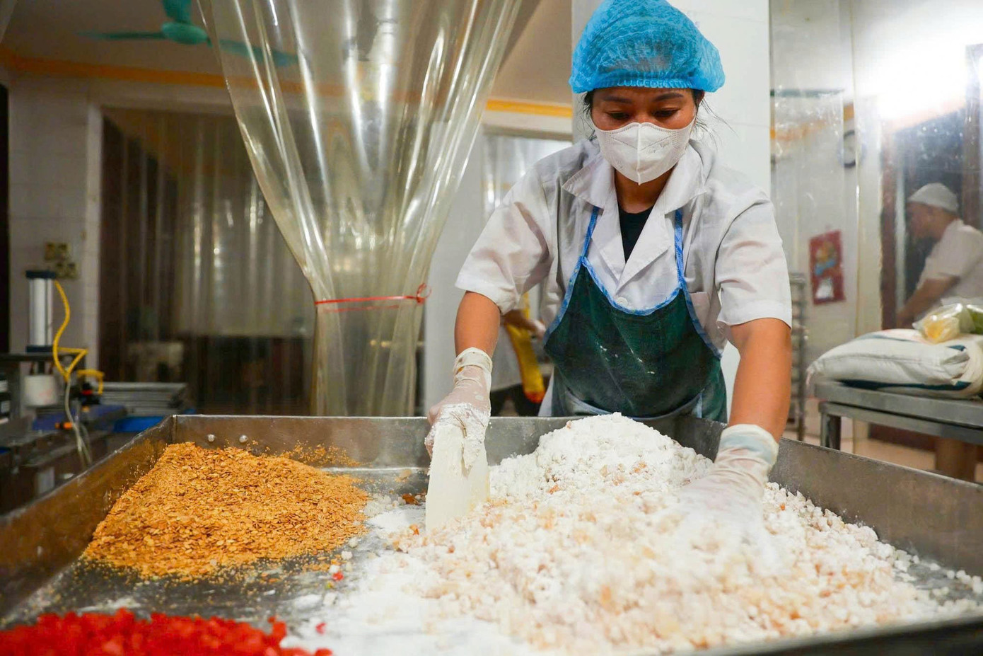 Khám phá quy trình làm bánh Trung thu truyền thống làng Xuân Đỉnh- Ảnh 2.