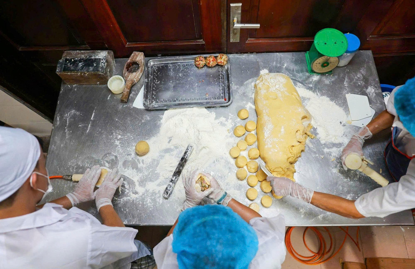 Khám phá quy trình làm bánh Trung thu truyền thống làng Xuân Đỉnh- Ảnh 8.