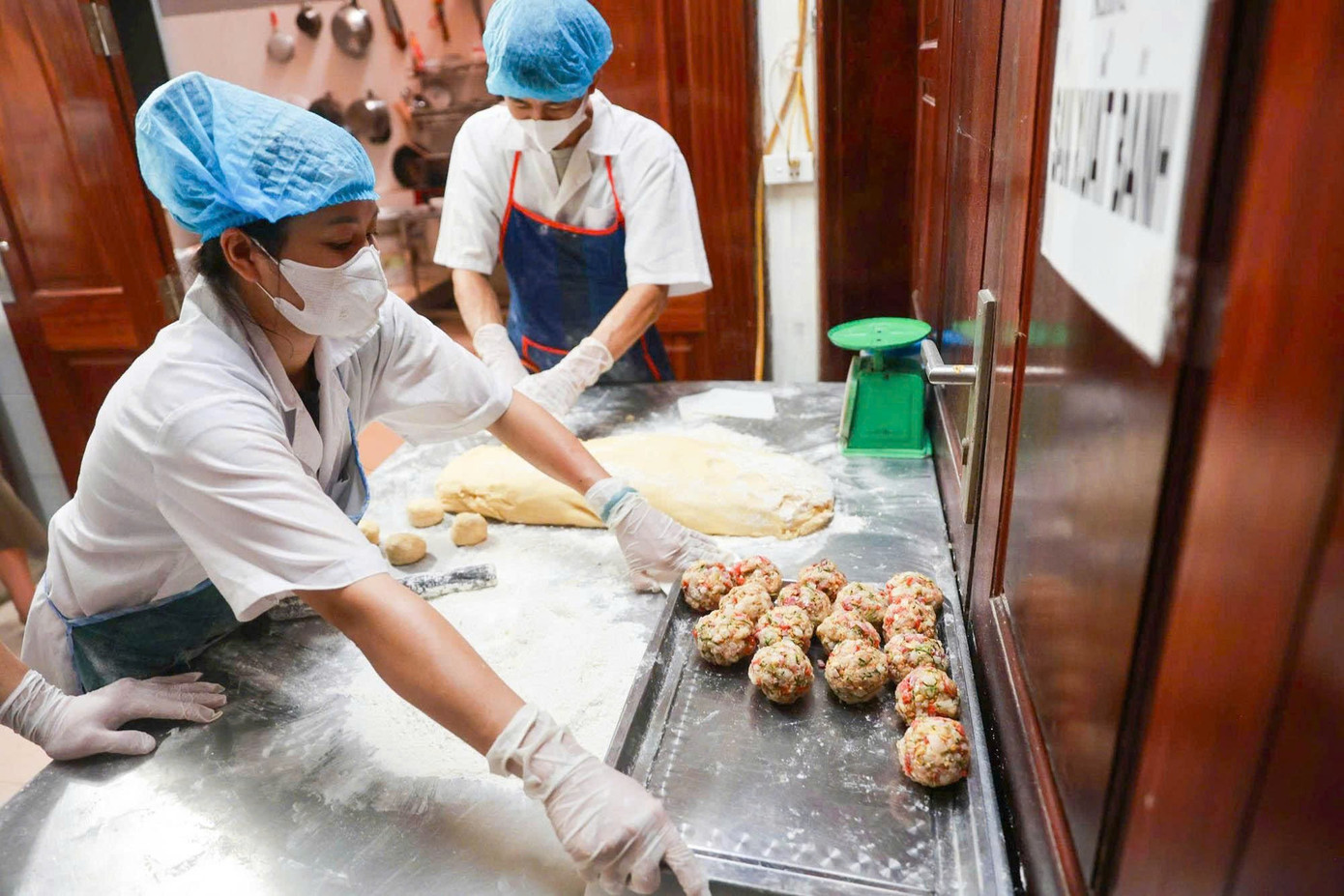 Khám phá quy trình làm bánh Trung thu truyền thống làng Xuân Đỉnh- Ảnh 1.