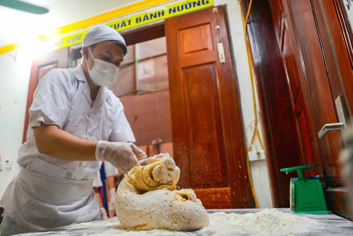Khám phá quy trình làm bánh Trung thu truyền thống làng Xuân Đỉnh- Ảnh 7.