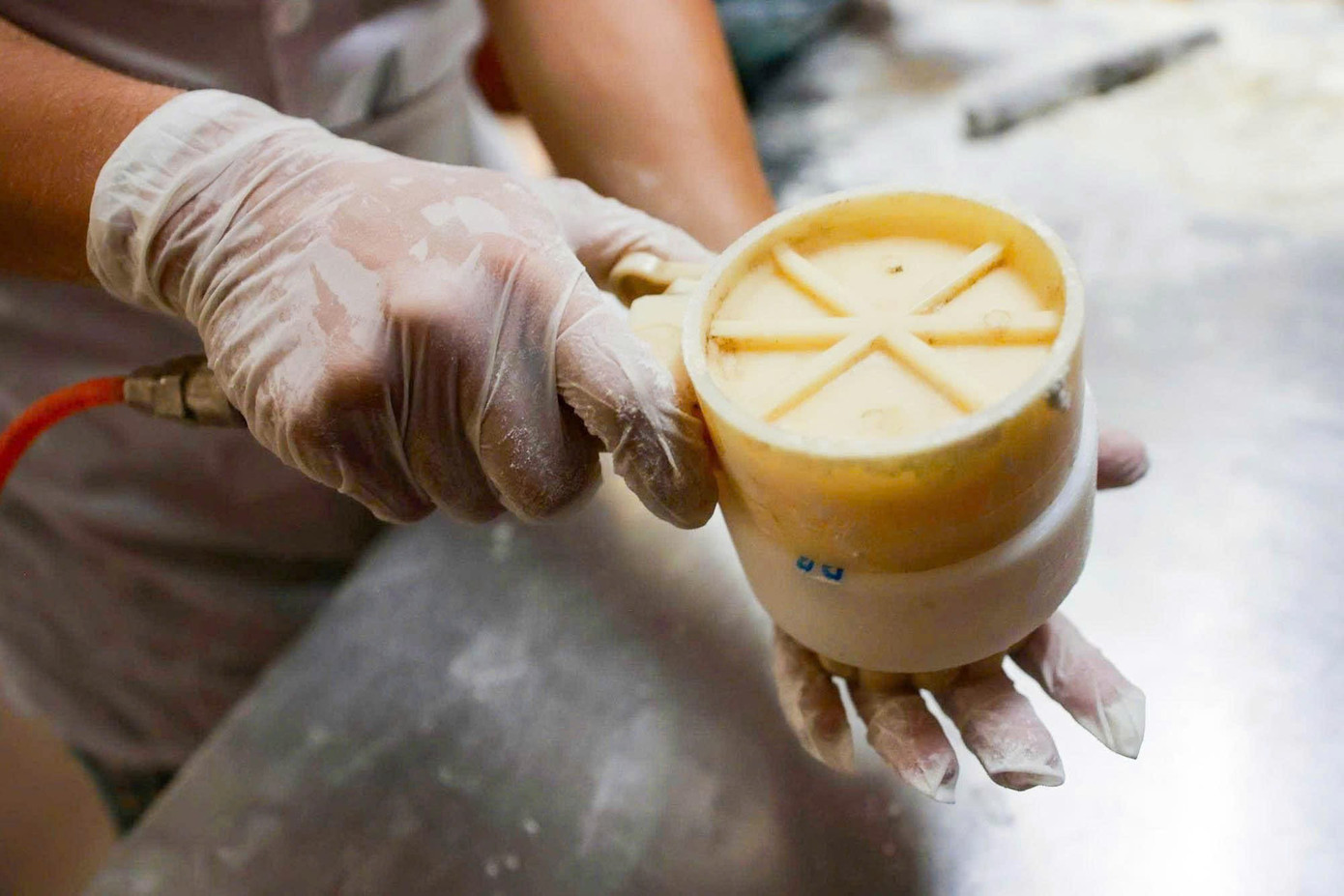 Khám phá quy trình làm bánh Trung thu truyền thống làng Xuân Đỉnh- Ảnh 10.