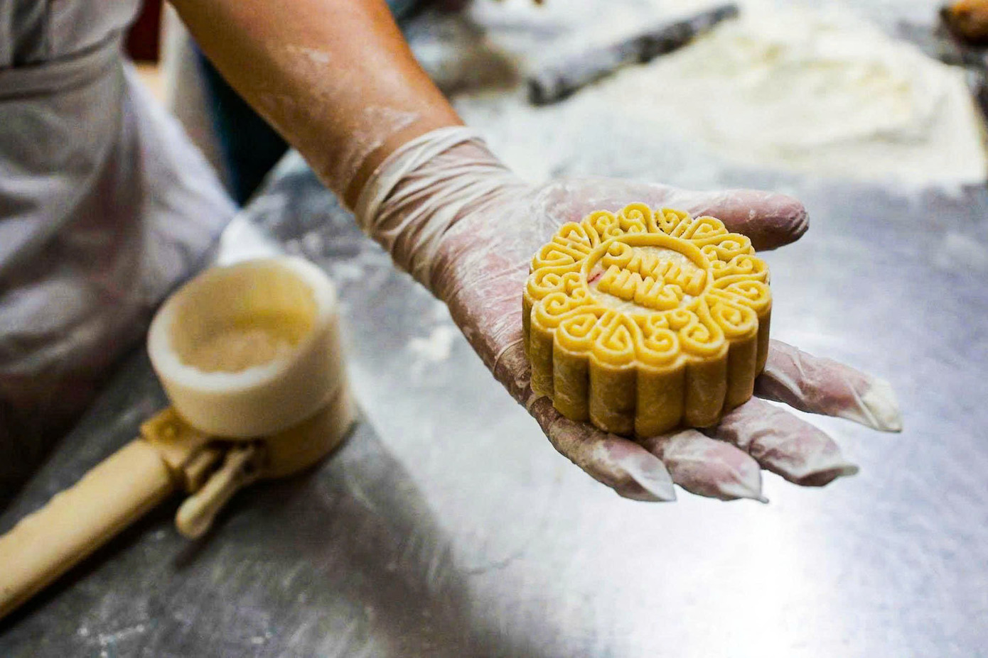 Khám phá quy trình làm bánh Trung thu truyền thống làng Xuân Đỉnh- Ảnh 11.