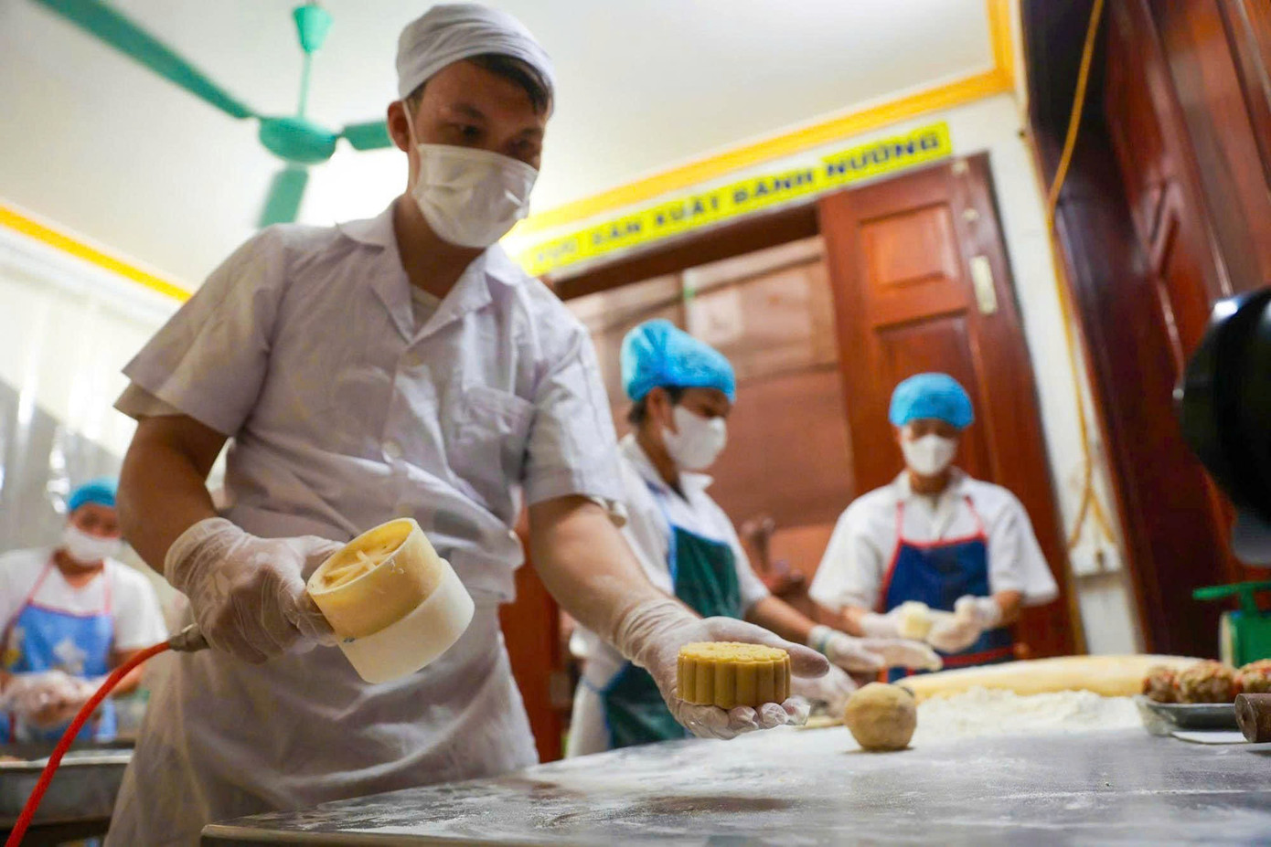 Khám phá quy trình làm bánh Trung thu truyền thống làng Xuân Đỉnh- Ảnh 9.