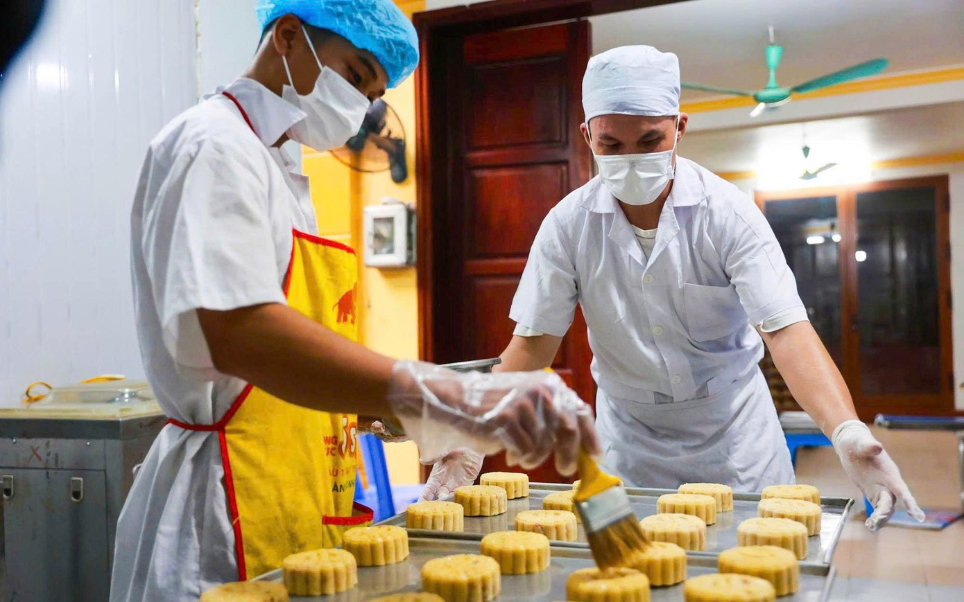 Khám phá quy trình làm bánh Trung thu truyền thống làng Xuân Đỉnh