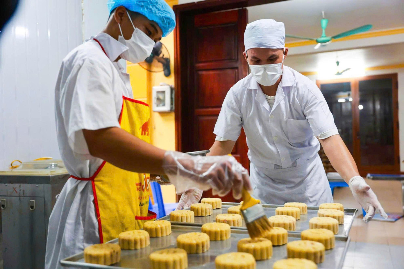 Khám phá quy trình làm bánh Trung thu truyền thống làng Xuân Đỉnh- Ảnh 12.