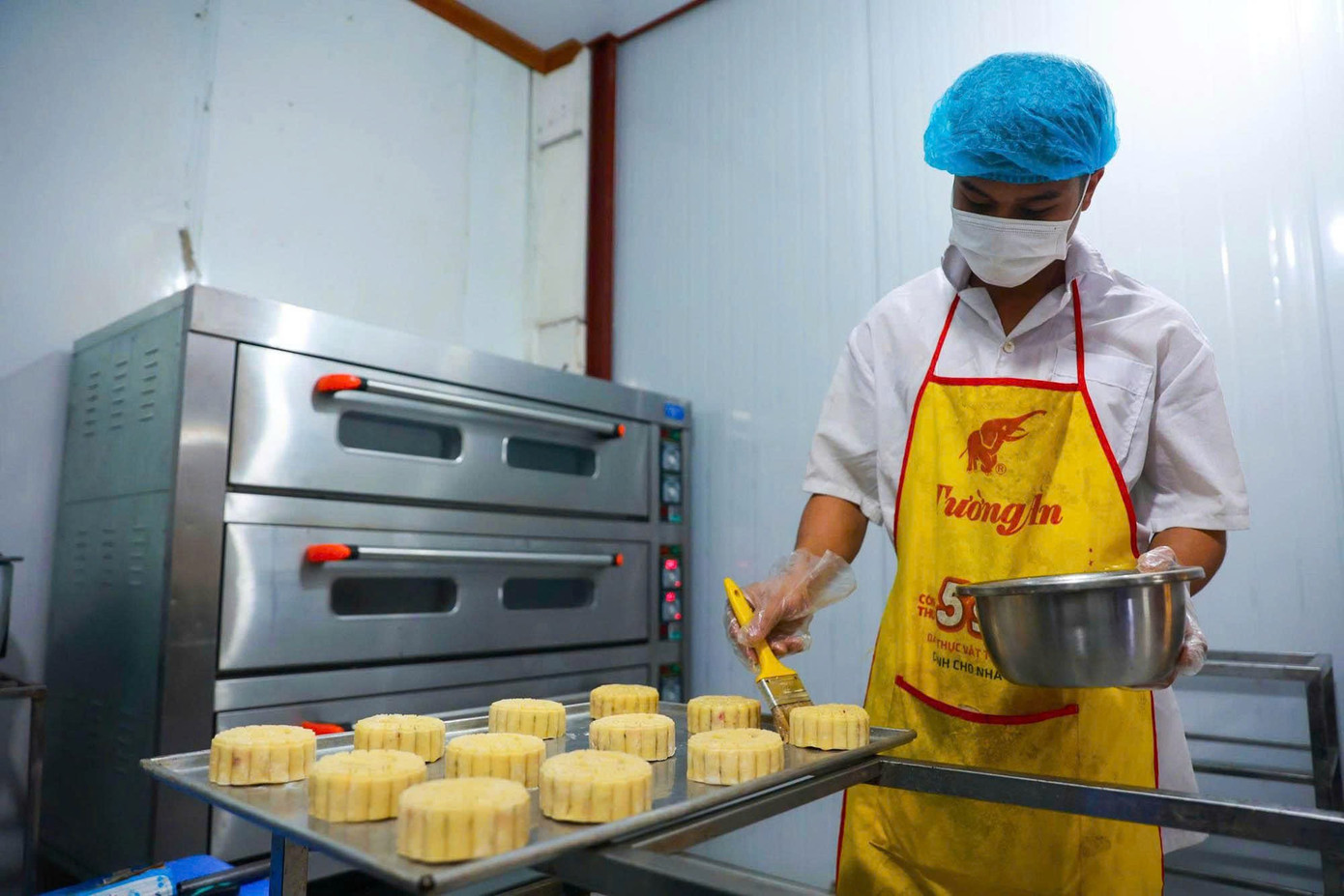 Khám phá quy trình làm bánh Trung thu truyền thống làng Xuân Đỉnh- Ảnh 13.