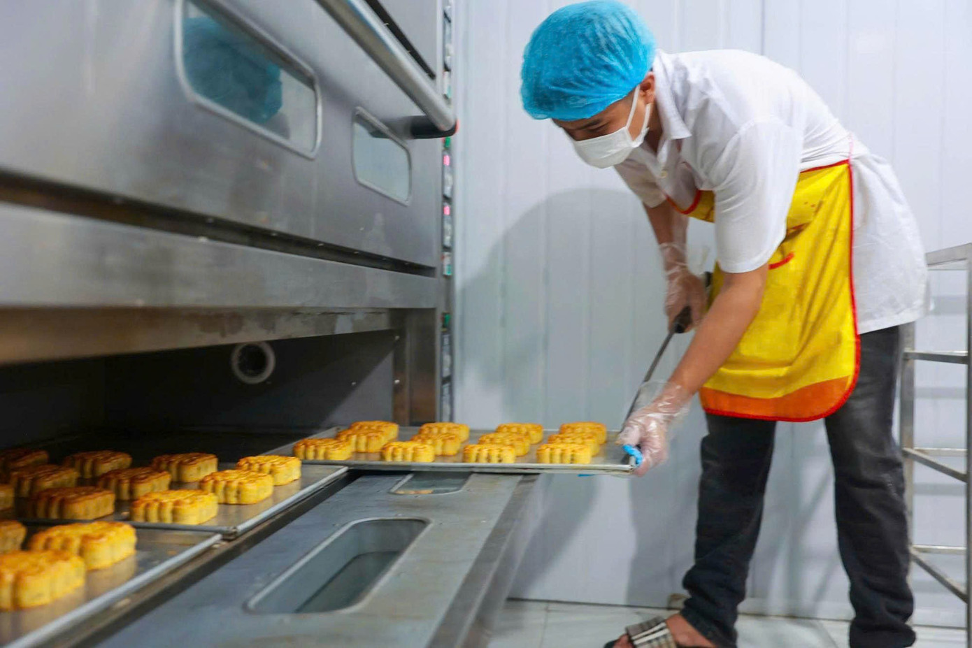 Khám phá quy trình làm bánh Trung thu truyền thống làng Xuân Đỉnh- Ảnh 14.