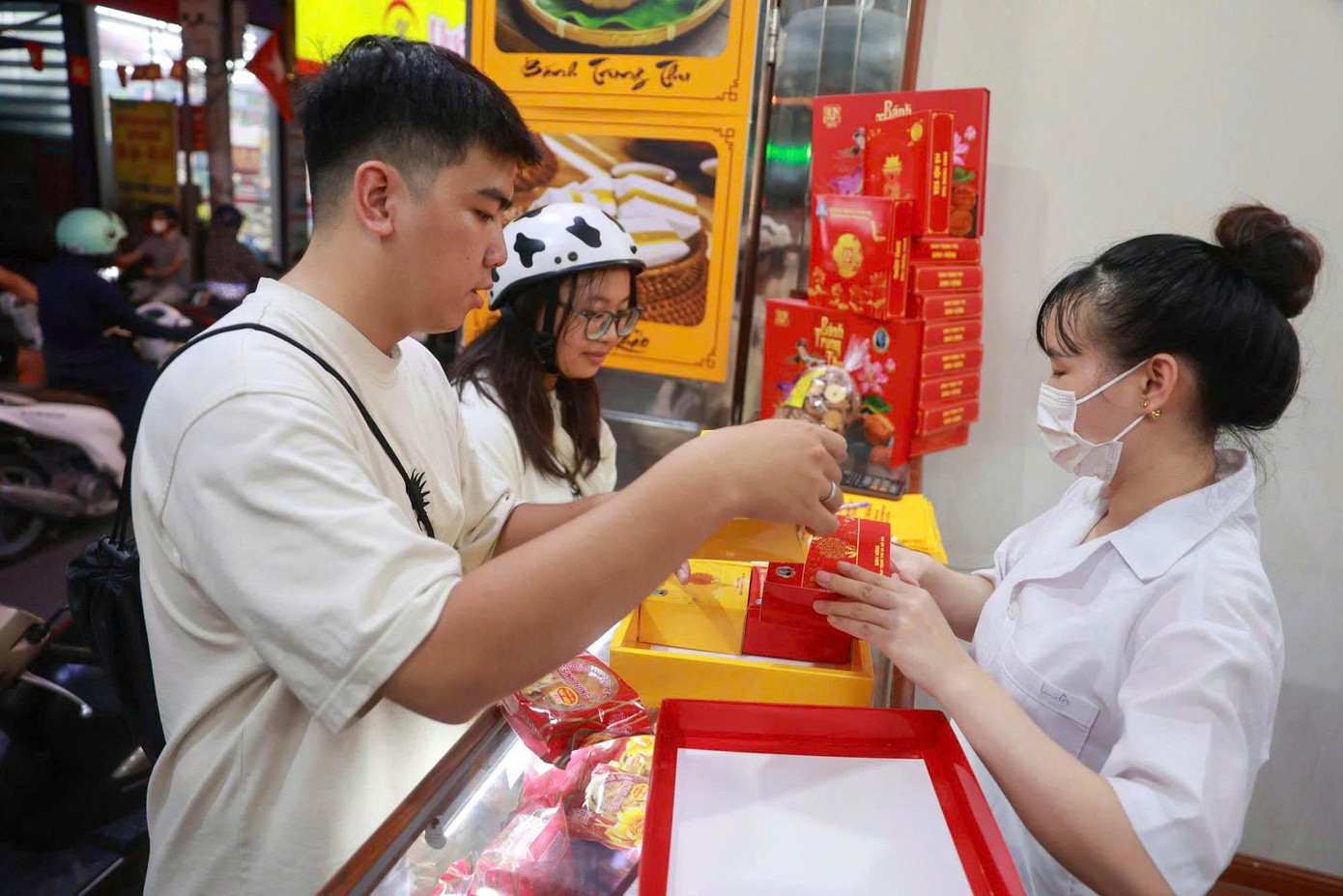 Khám phá quy trình làm bánh Trung thu truyền thống làng Xuân Đỉnh- Ảnh 23.