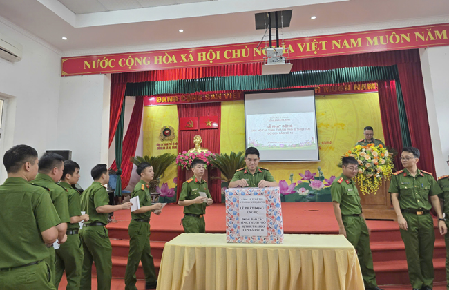 Công an xã Hạ Bằng: Phát động ủng hộ đồng bào khắc phục thiệt hại bão số 10- Ảnh 3.