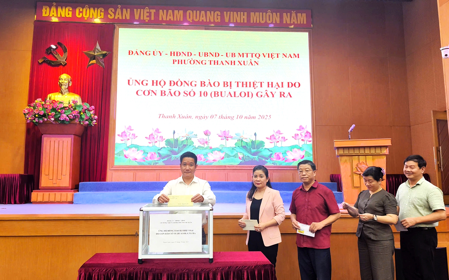 Các đồng chí Lãnh đạo phường ủng hộ đồng bào bị ảnh hưởng bởi cơn bão số 10 