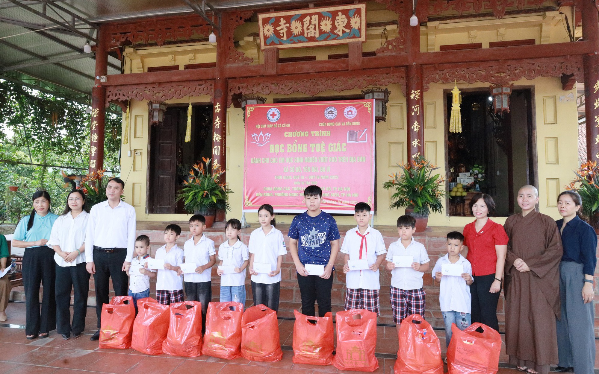 HỘI CHỮ THẬP ĐỎ XÃ CỔ ĐÔ PHỐI HỢP VỚI CHÙA ĐÔNG CÁC THÔN LA XUYÊN TRAO 15 SUẤT HỌC BỔNG CHO HỌC SINH NGHÈO VƯỢT KHÓ VƯƠN LÊN TRONG HỌC TẬP CỦA XÃ CỔ ĐÔ.