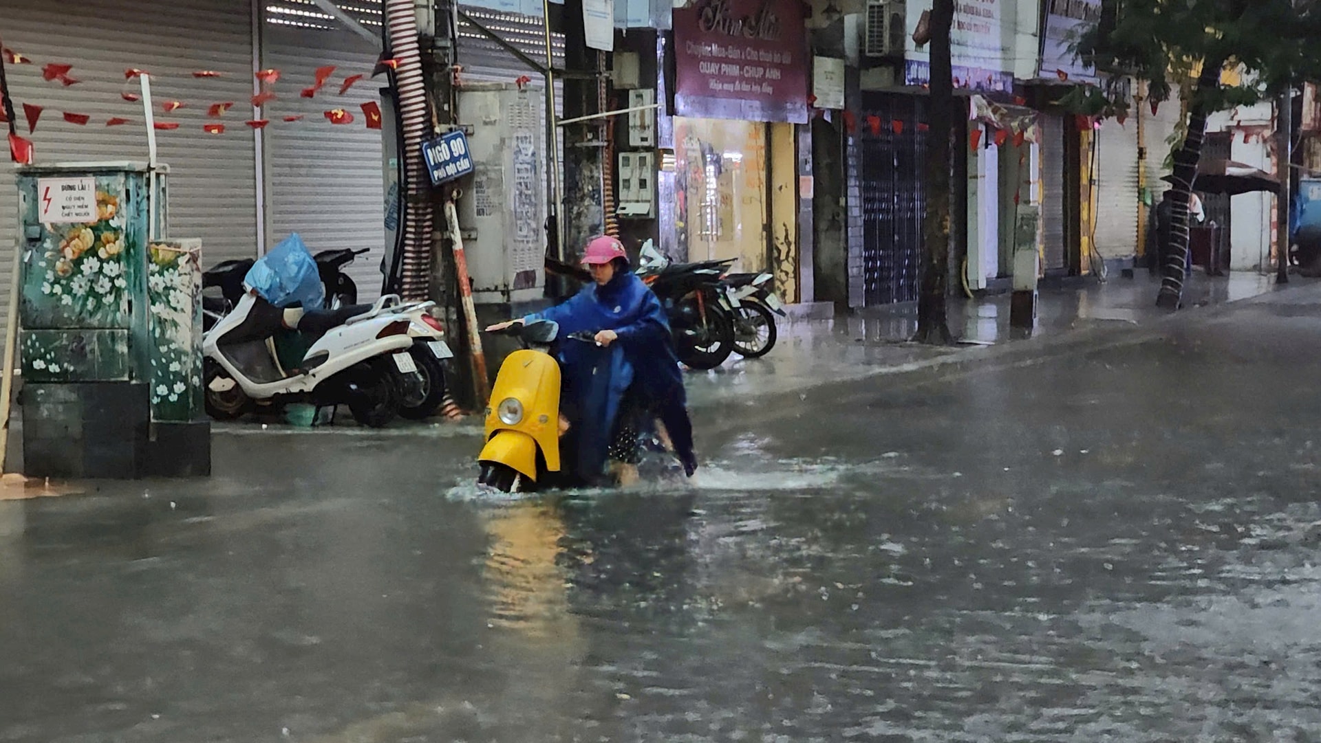 Mưa lớn kéo dài từ đêm đến sáng, nhiều tuyến phố Hà Nội ngập úng- Ảnh 5.