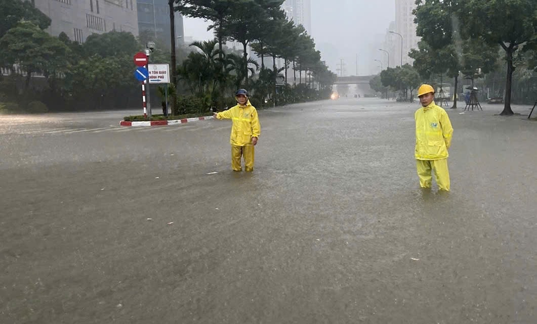 Hà Nội tiếp tục mưa lớn, lũ sông lên nhanh- Ảnh 1.