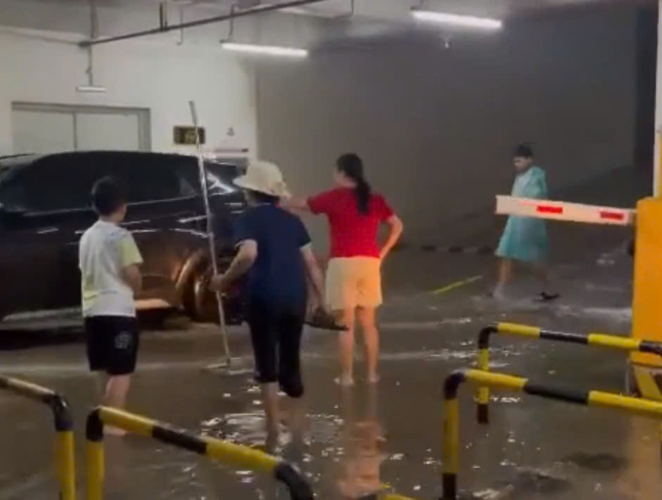 Mưa lớn kéo dài từ đêm đến sáng, nhiều tuyến phố Hà Nội ngập úng- Ảnh 4.