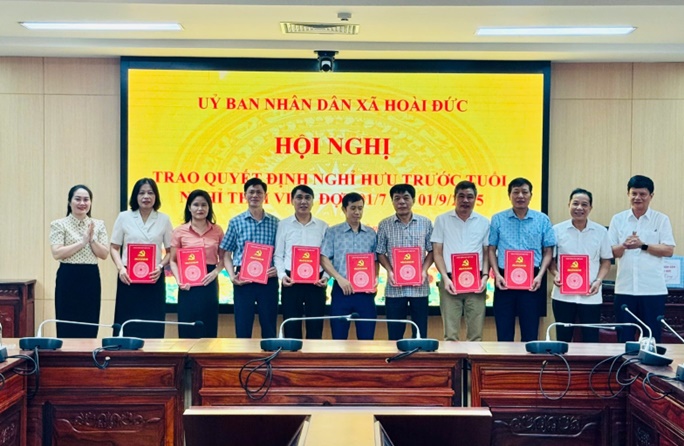 UBND xã Hoài Đức tổ chức hội nghị trao Quyết định nghỉ hưu trước tuổi, nghỉ thôi việc theo Nghị định 178/2024/NĐ-CP và Nghị định 67/2025/NĐ-CP- Ảnh 3.