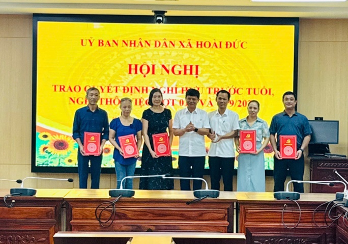 UBND xã Hoài Đức tổ chức hội nghị trao Quyết định nghỉ hưu trước tuổi, nghỉ thôi việc theo Nghị định 178/2024/NĐ-CP và Nghị định 67/2025/NĐ-CP- Ảnh 4.