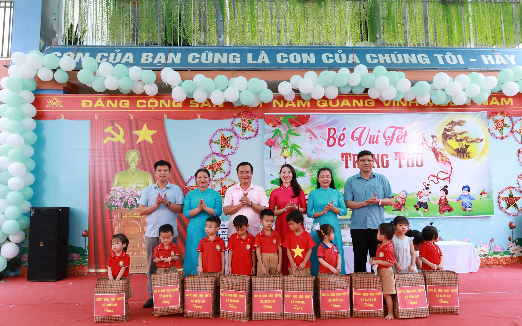 Đồng chí Bí thư Đảng ủy Vui Tết Trung thu cùng cô trò Trường Mầm non Ba Trại B