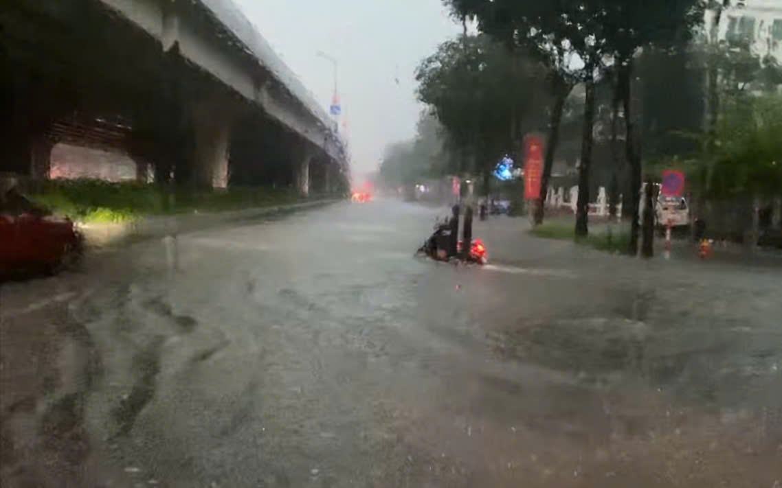 Mưa lớn kéo dài từ đêm đến sáng, nhiều tuyến phố Hà Nội ngập úng- Ảnh 2.