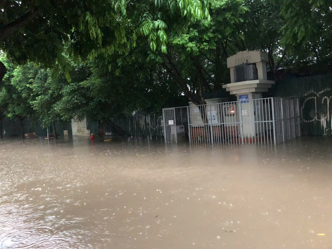 Mưa lớn kéo dài từ đêm đến sáng, nhiều tuyến phố Hà Nội ngập úng- Ảnh 1.