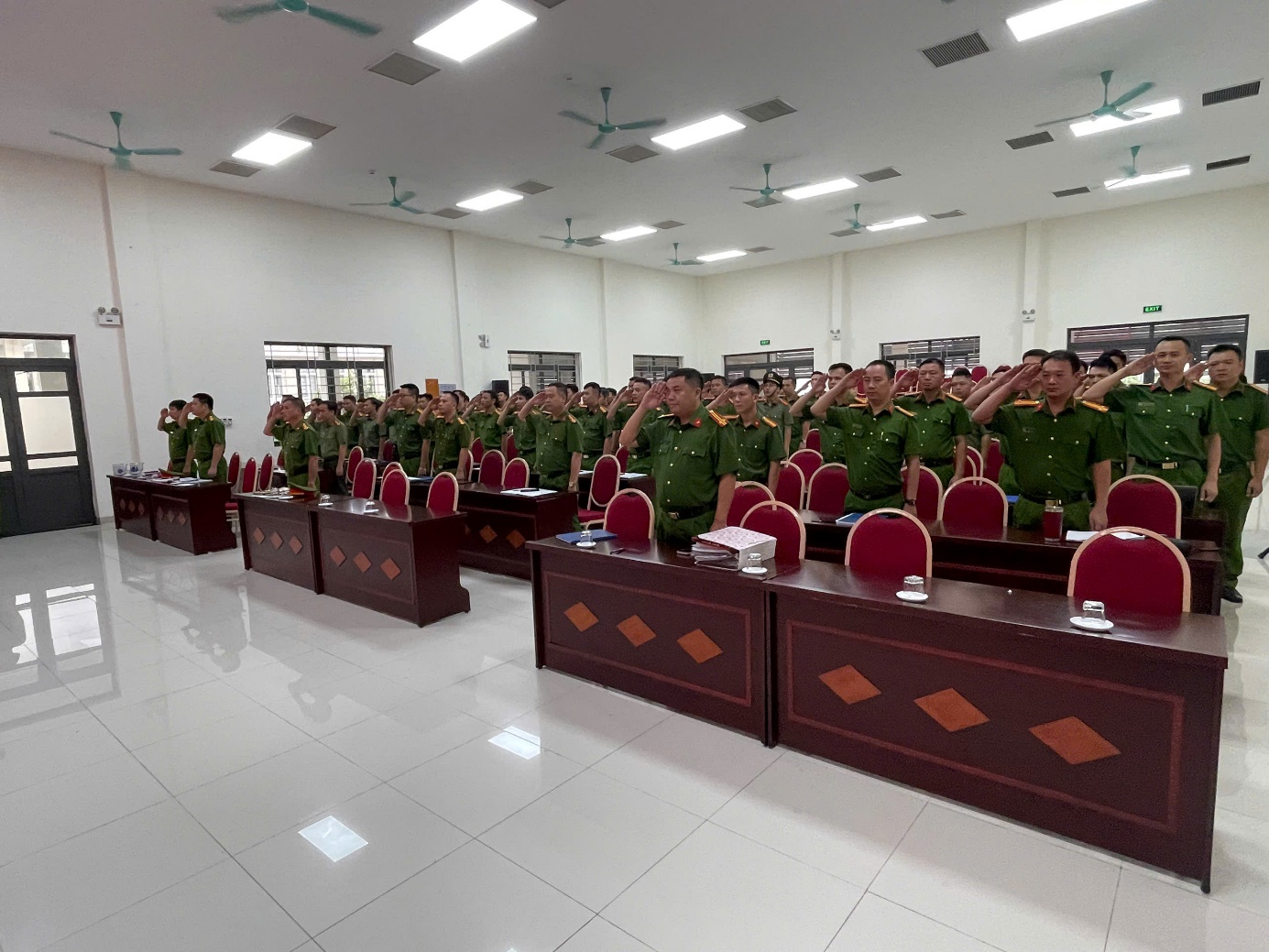 CÔNG AN XÃ GIA LÂM TỔ CHỨC CHÀO CỜ TỔ QUỐC THÁNG 10 VÀ PHÁT ĐỘNG ỦNG HỘ ĐỒNG BÀO BỊ THIỆT HẠI DO BÃO, LŨ- Ảnh 1.