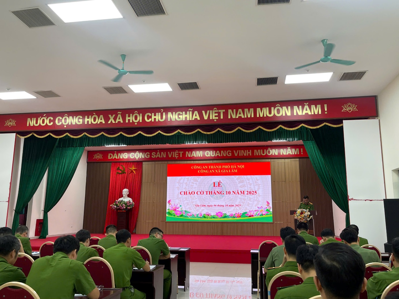 CÔNG AN XÃ GIA LÂM TỔ CHỨC CHÀO CỜ TỔ QUỐC THÁNG 10 VÀ PHÁT ĐỘNG ỦNG HỘ ĐỒNG BÀO BỊ THIỆT HẠI DO BÃO, LŨ- Ảnh 2.