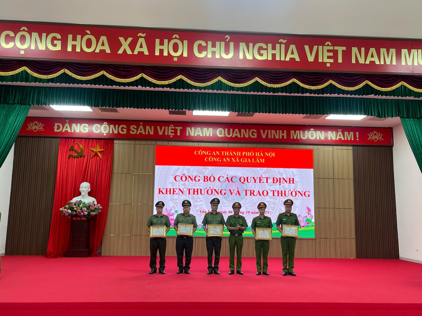 CÔNG AN XÃ GIA LÂM TỔ CHỨC CHÀO CỜ TỔ QUỐC THÁNG 10 VÀ PHÁT ĐỘNG ỦNG HỘ ĐỒNG BÀO BỊ THIỆT HẠI DO BÃO, LŨ- Ảnh 3.