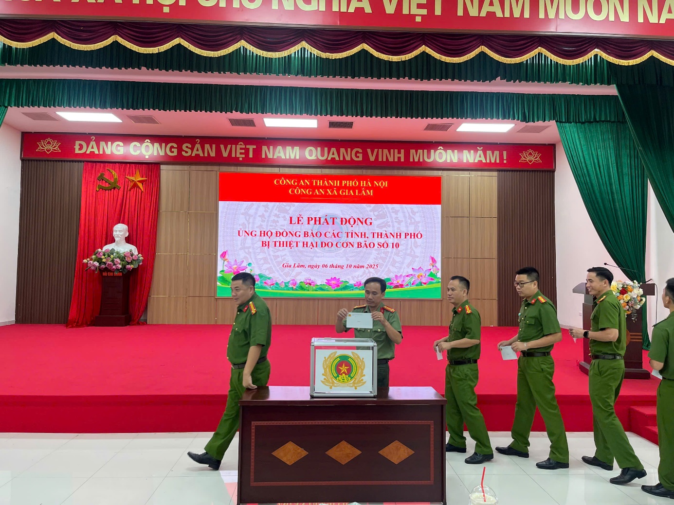 CÔNG AN XÃ GIA LÂM TỔ CHỨC CHÀO CỜ TỔ QUỐC THÁNG 10 VÀ PHÁT ĐỘNG ỦNG HỘ ĐỒNG BÀO BỊ THIỆT HẠI DO BÃO, LŨ- Ảnh 4.