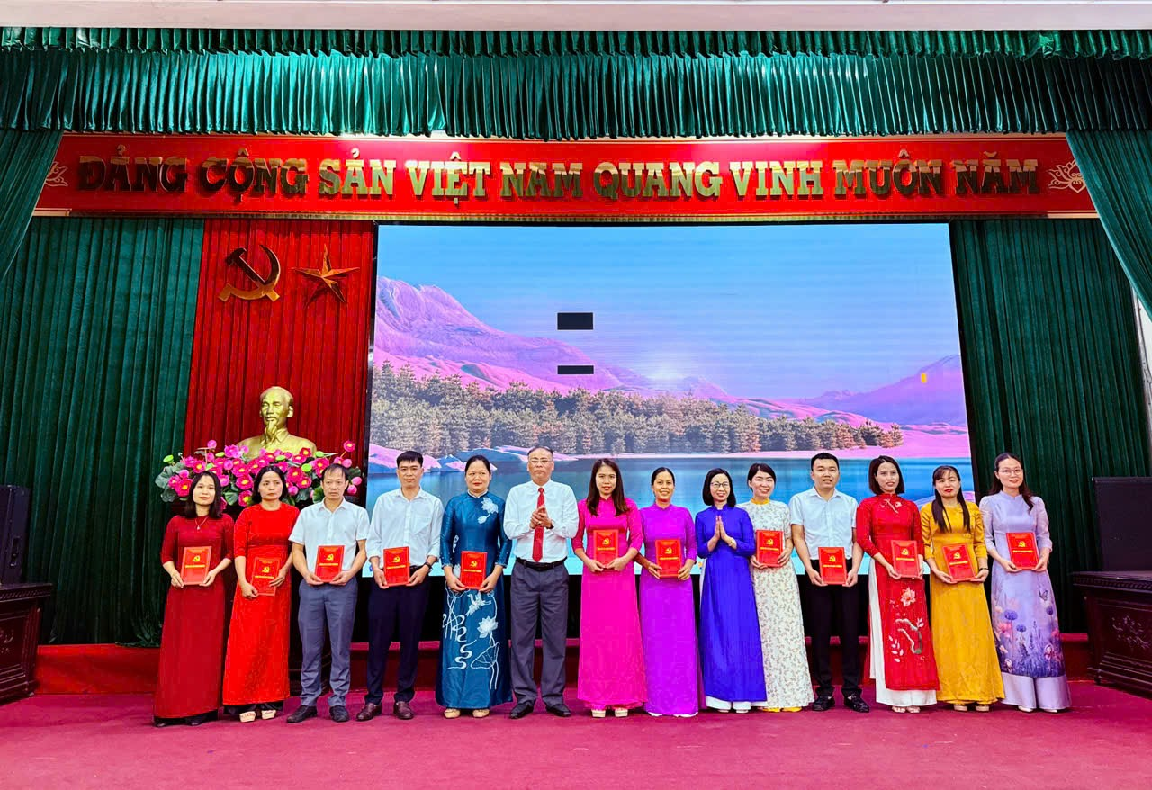 Đảng ủy xã Đan Phượng tổ chức Lễ chào cờ và sinh hoạt chính trị tháng 10.- Ảnh 3.
