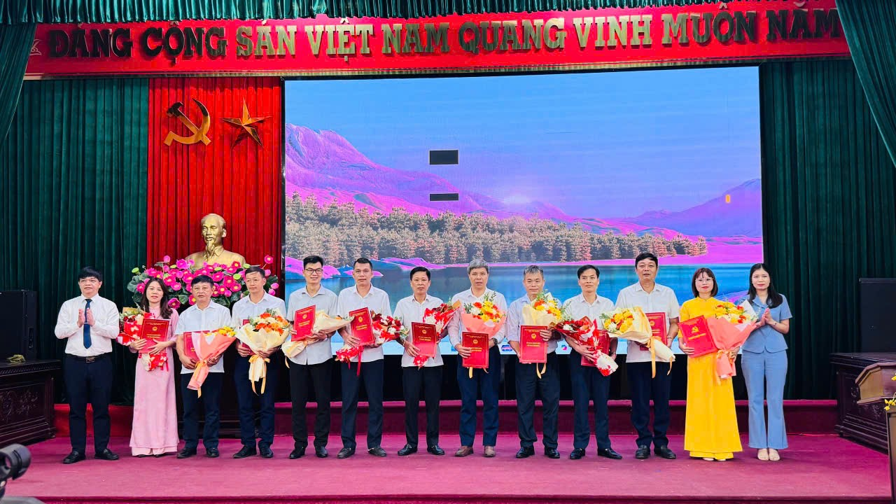 Đảng ủy xã Đan Phượng tổ chức Lễ chào cờ và sinh hoạt chính trị tháng 10.- Ảnh 4.