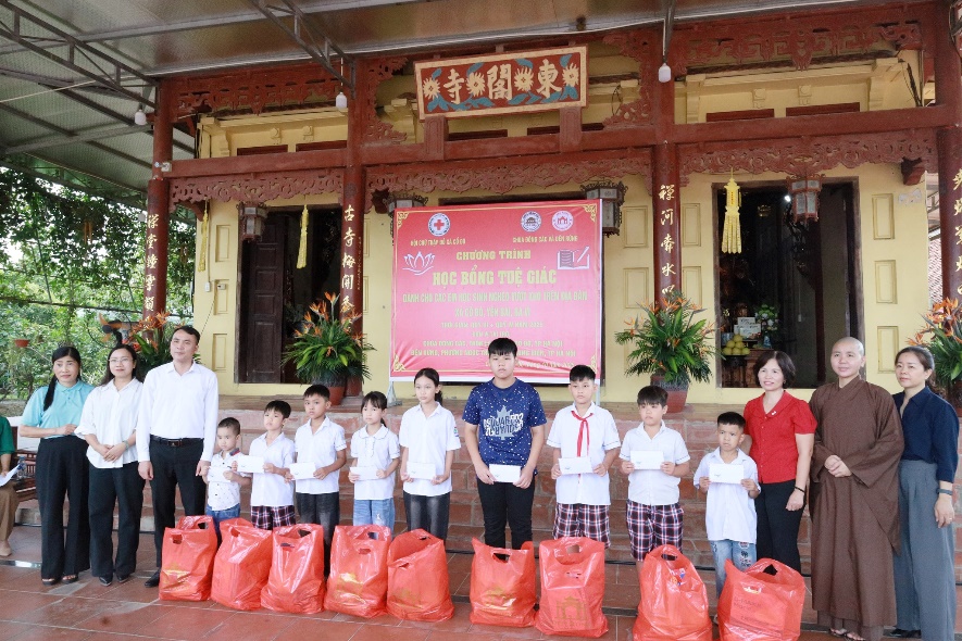 HỘI CHỮ THẬP ĐỎ XÃ CỔ ĐÔ PHỐI HỢP VỚI CHÙA ĐÔNG CÁC THÔN LA XUYÊN TRAO 15 SUẤT HỌC BỔNG CHO HỌC SINH NGHÈO VƯỢT KHÓ VƯƠN LÊN TRONG HỌC TẬP CỦA XÃ CỔ ĐÔ.- Ảnh 1.