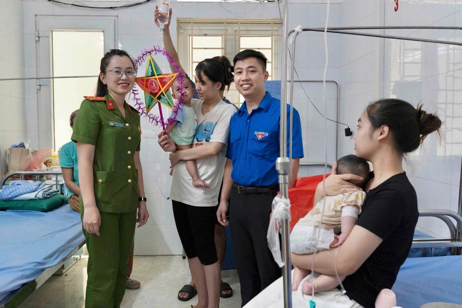 Mang "Trung thu yêu thương" dành tặng cho các bệnh nhi tại Bệnh viện đa khoa Hoài Đức- Ảnh 1.