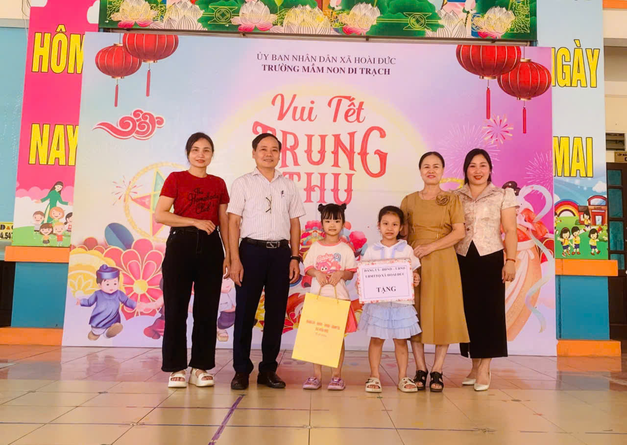 Lãnh đạo xã Hoài Đức thăm, tặng quà Trung thu cho các cháu trường Mầm non Kim Chung B, Di Trạch và Hoa Sen- Ảnh 1.
