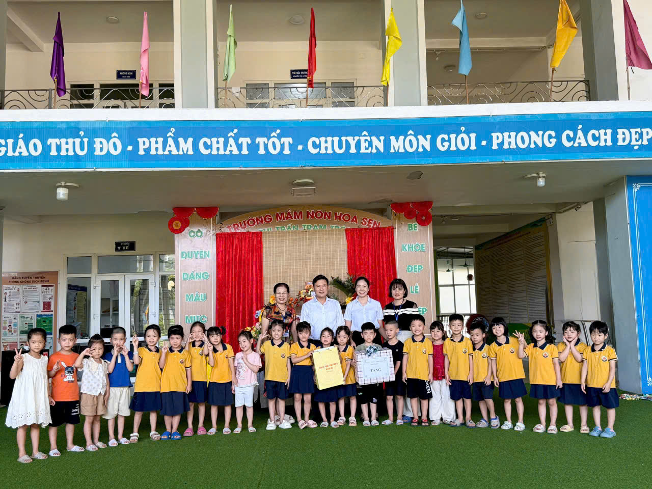 Lãnh đạo xã Hoài Đức thăm, tặng quà Trung thu cho các cháu trường Mầm non Kim Chung B, Di Trạch và Hoa Sen- Ảnh 2.
