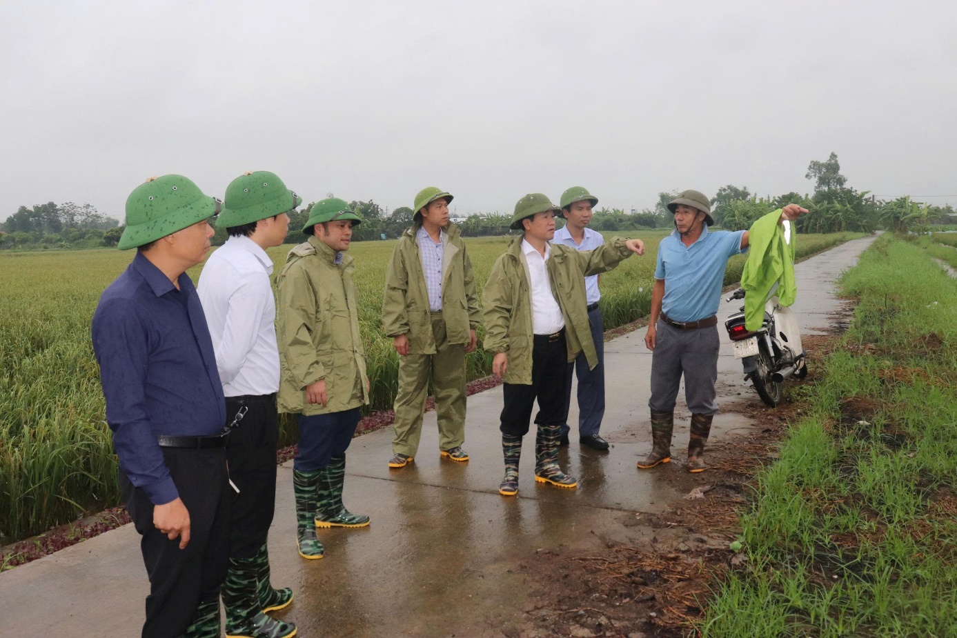 Ảnh có chứa bầu trời, trang phục, người, ngoài trời  Nội dung do AI tạo ra có thể không chính xác.